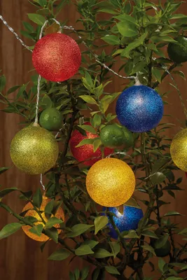 Produktbild von hellum LED Lichterkette mit Kugeln (?6cm) für innen, Lichterkette Kugeln bunt glitzernd mit 12 warmweißen LED, 1,60m beleuchtet, transparentes Kabel, 2xAA-batteriebetrieben (nicht inkl.) 153088 – Bunt
