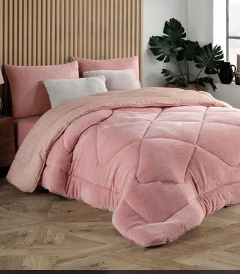 Produktbild von 4-Jahreszeiten Steppbettdecke mit Fleece – Tagesdecke & Kuscheldecke – Leicht, Warm & Atmungsaktiv – In Rosa – Größe 155x215
