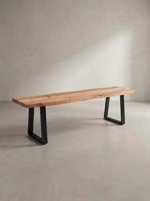 Seitenprofil der modernen Küchenbank, das die schlanke Silhouette der Metallkufen und die massive Präsenz der Holz-Sitzfläche hervorhebt._#sku_SAFWL7.291#