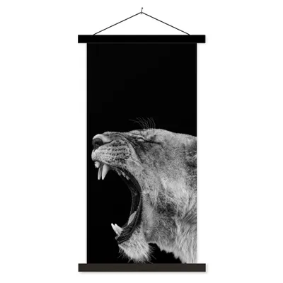 Produktbild von MuchoWow® Textilposter Tiere - Löwe - Schwarz - Weiß - Porträt 40x80 cm mit schwarzem Rahmen - Wandemalerei