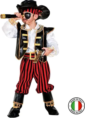 Kind trägt das zwölfteilige Piratenkostüm Philippe mit Hut, Augenklappe, Fernrohr, Weste, gestreifter Hose und Stiefelüberziehern mit dem Hinweis "made in Italy".