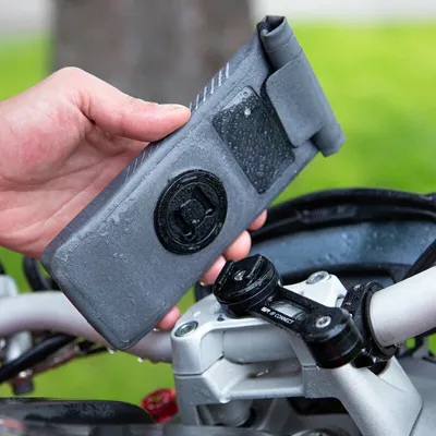 Zdjęcie produktu dla SP-CONNECT Moto Bundle zamocowany na kierownicy iPhone 12 Pro Max