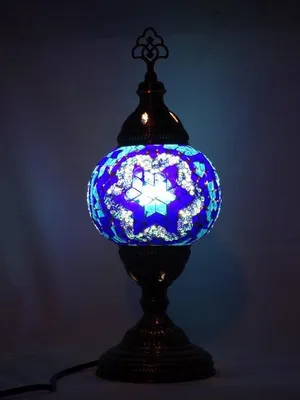 Produktbild von Türkische Tischlampe mit 13 cm blauer Mosaik-Kugel – Handgefertigte orientalische Lampe für stimmungsvolles Licht
