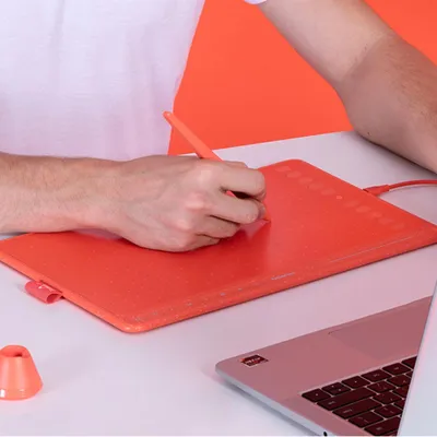 Produktbild von HUION HS611 Grafiktablett, Modellnr HS611, Produkttyp Grafiktablett, Merkmale kompatibel mit Windows, MacOS und Android, Farboptionen Rot/Orange