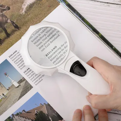 Productafbeelding van Hand Loep met LED verlichting - 6x Vergroting - Lees Vergrootglas - Lezen voor Slechtziende - Magnifier - 19 x9 x 3 Cm