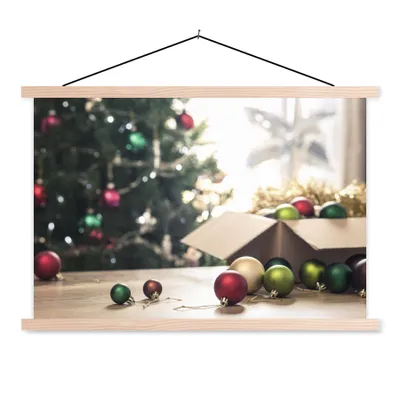Produktbild von MuchoWow® Textilposter Der Weihnachtsschmuck mit einem Weihnachtsbaum im Hintergrund 60x40 cm mit holzfarbenen Rahmen - Bilder