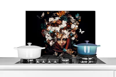 Obrázok produktu pre MuchoWow® Splashback Kuchyňa - Kuchynský backsplash - Ochrana steny pre sporák a drez Kvety - Motýľ - Ženy - Šatka na hlavu 70x50cm Alu-Dibond