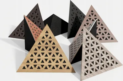Zdjęcie produktu dla 2-częściowa sufitowa narożna pułapka basowa "Triangle-TRI" z pianki akustycznej z perforowaną laminowaną płytą HDF | 42x42x42cm | Pułapka basowa w kształcie trójkątnej piramidy| Kolor: Sonoma