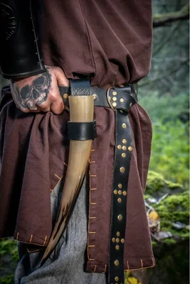 Produktbild von Hornhalter aus Leder mit keltischer Prägung Schwarz