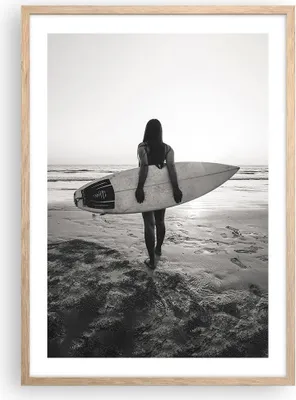 Produktbild von Gerahmtes Poster - Rahmen in heller Eiche - Frau Strand Surfen - 50x70 cm - Wand Bild - Wanddeko - Wandbilder - Kunstposter - Wandposter - Bilderrahmen - Bilder - Kunstdruck - P2NPA50x70-5036