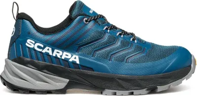 Blauer Scarpa Rush Kid GTX Schuh mit schwarzer Sohle und weißen Schriftzug auf der Seite