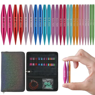 Produktbild von Set aus austauschbaren Rundstricknadeln mit 12 Paar kurzen Nadeln (5,5 cm) in den Größen 3-8 mm für Socken, inklusive Kabeln, Zubehör und einem Metalletui.