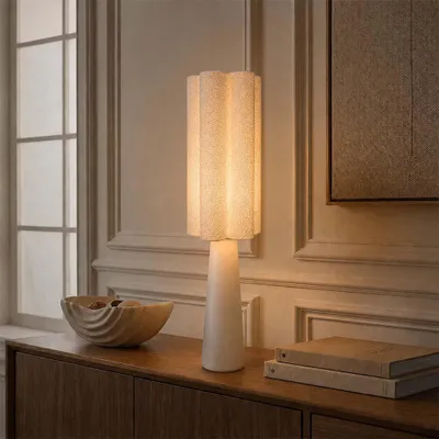 Obrázok produktu pre Stolná lampa Ravenna od spoločnosti Milton & Oldbrook, biela, s textúrou bouclé