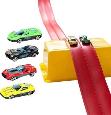 Rote und gelbe Spielzeugauto-Rennbahn mit fünf bunten Spielzeugautos, zwei auf der Strecke und drei daneben