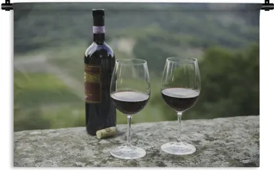 Produktbild von MuchoWow® Wandteppich Wandbehang Eine Flasche Rotwein mit Sangiovese-Weinbergen im Hintergrund 90x60 cm Tapisserie Dekoration Wandtuch - Wandskulpturen - Bildteppich