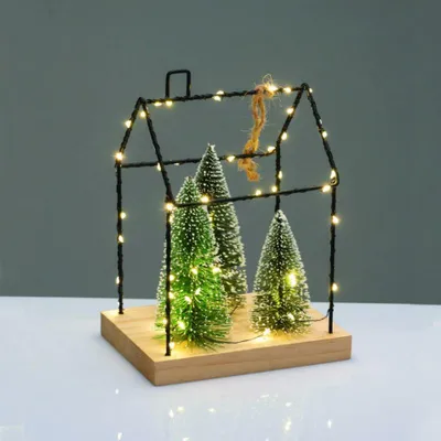 Immagine prodotto di ACA Casetta natalizia illuminata in metallo con alberi, 55 LED bianco caldo, alimentata a batterie (2xAAA), grado di protezione IP20, 16,5 x 12 x 22 cm, X09551111