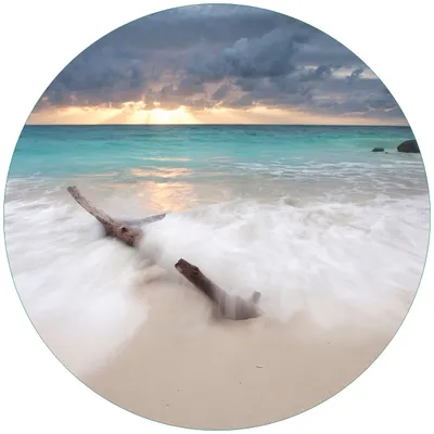 Produktbild von Wallario Premium Glasbild, freischwebende Optik, kräftige Farben, rund 50cm Durchmesser, Motiv Wellen am Strand bei Sonnenuntergang
