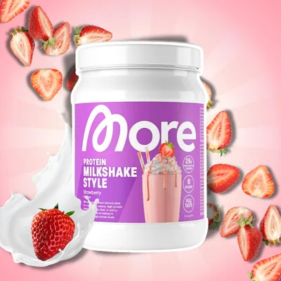 Produktbild von MORE Protein Milkshake Style Erdbeere 360 g – Cremiges Proteinpulver mit Erdbeergeschmack + Heartforcards Versandschutz