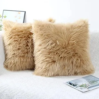 Produktbild von PolkaHome® 2 Stück weiche Zierkissenbezüge Kunstfell Langhaar Imitatfell 40 x 40 cm - Beige