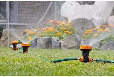 Productafbeelding van Famanu bewateringssysteem voor de tuin met roterende sproeier - 3 slangen, 5 spuitmonden