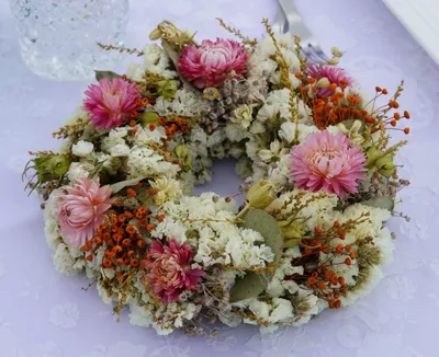 Produktbild von Blütenkranz aus Trockenblumen 20 cm | Rosa & Weiß | Handgemachter Tischkranz als Hochzeitsdeko oder Geschenk – Mehrfarbig