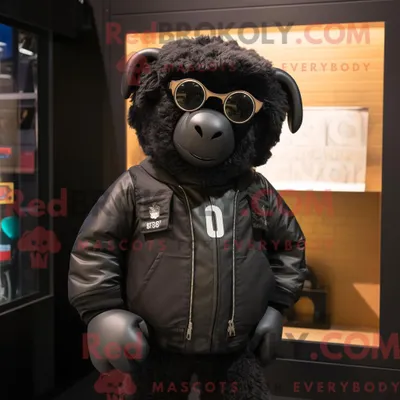 Produktbild von Maskottchen REDBROKOLY eines schwarzen Suffolk-Schafs mit Bomberjacke und Sonnenbrille