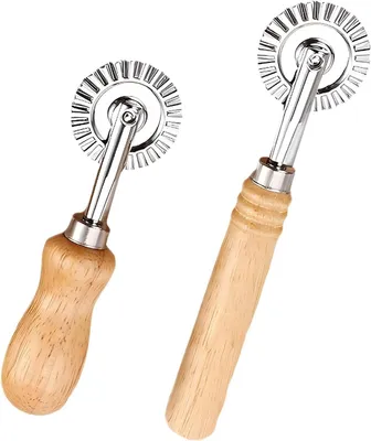 Imagen del producto de Rodillo acanalado, de 4 cm de diámetro, de acero inoxidable con mango de madera, ideal para pasta y ravioles