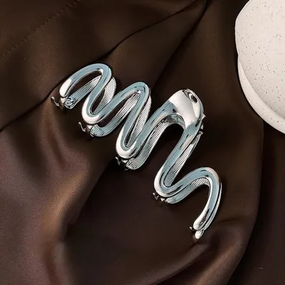 Productafbeelding van 4 grote zilveren metalen haarklemmen voor dik haar
