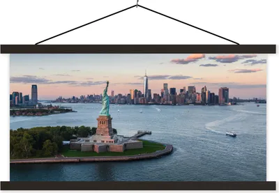 Produktbild von MuchoWow® Textilposter New York - Freiheitsstatue - Skyline 90x45 cm mit schwarzem Rahmen - Klemmleisten
