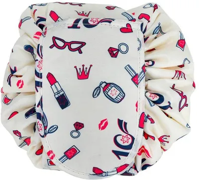 Produktbild von Intirilife Kosmetiktasche in CREME GIRLY MOTIV – Runder One Step Kulturbeutel mit Kordelzug zum Zusammenziehen mit 2 inneren Reißverschlussfächern ideal zum Reisen - Zur Aufbewahrung von Make-Up etc.