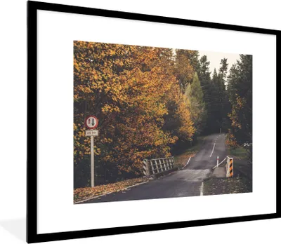 Produktbild von MuchoWow® Gerahmtes Poster Bäume - Straße - Herbst 80x60 cm - Poster mit Schwarzem Bilderrahmen Wandposter Rahmen Foto Bilder - Schlafzimmer-Dekorationen - Fotoposter