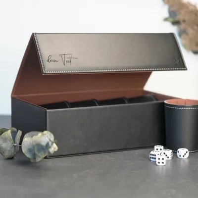 Produktbild von Würfelkoffer mit individueller Gravur inkl. 8 Würfelbecher 40 Würfel