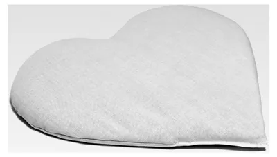 Produktbild von Zirbenkissen Herz 30x25cm weiß, befülltes Zirbenholzkissen