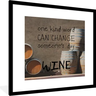 Produktbild von MuchoWow® MuchoWow® Gerahmtes Poster Wein-Zitat "ein freundliches Wort kann den Tag eines anderen Menschen verändern WINE" mit einem Hintergrund von Weinfässern 40x40 cm - Poster mit zchwarzem Bilderr