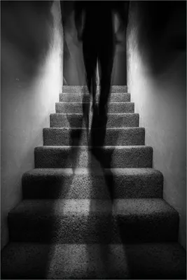 Produktbild von Wallario selbstklebendes Poster - Mysteriöse Treppe mit Schattenfigur - Schwarzweiß, Größe: 61 x 91,50 cm