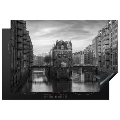 Produktbild von KitchenYeah© Herdabdeckplatte Fleetschloss in Hamburg - schwarz und weiß , 78x52cm, Küche Deko, Glaskeramikkochfeld Herdabdeckung, Abdeckplatte fùr Kochfeld