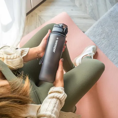 Produktbild von Trinkflasche mit Fruchtfilter und Motivations-Zeitmarkierung | Wiederverwendbare Wasserflasche 1 L für Sport- und Outdoor-Aktivitäten