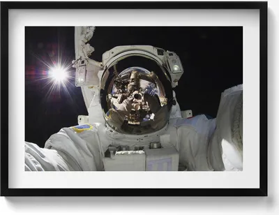 Produktbild von NASA-Astronaut im Weltraum– Wandbild mit Rahmen – Gerahmtes Bild  – Wanddekoration – 70x50 cm –  Schwarz Rahmen