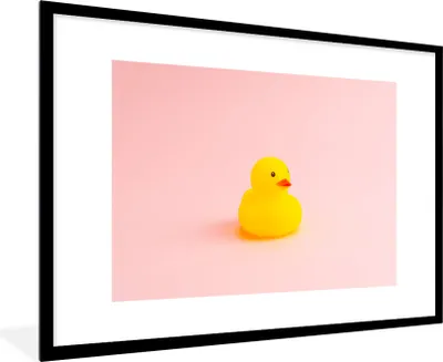 Produktbild von MuchoWow® Gerahmtes Poster Gummi-Ente - Rosa 90x60 cm - Poster mit Schwarzem Bilderrahmen Wandposter Rahmen Foto Bilder - Wanddekoration - Fotos
