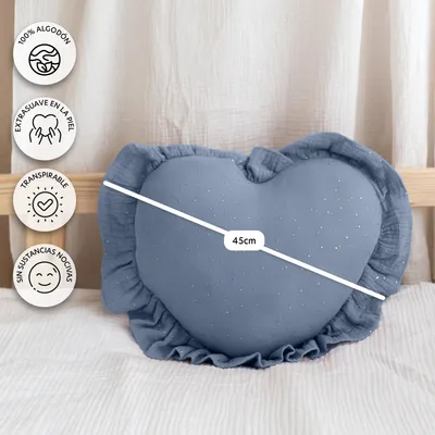 Imagen del producto de Cojín decorativo corazón azul con volantes, con aplicación dorada - muselina