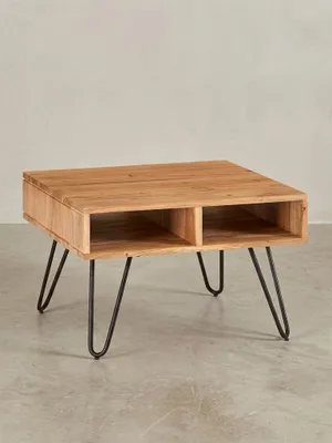 Quadratischer Design Couchtisch 60x60x40 cm aus Akazie Massivholz mit zwei Fächern, frontale Ansicht auf weißem Hintergrund, zeigt die klaren Linien._#sku_BARWL6.367#