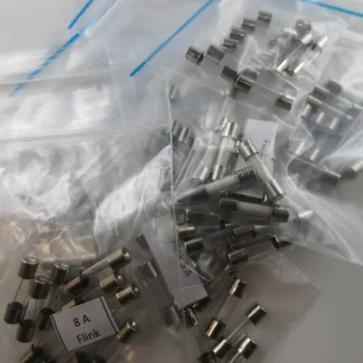 Obrázek produktu pro Sada 80 pojistek: 10 kusů pojistek různých hodnot: 0,5A, 1A, 2A, 3A, 4A, 5A, 8A, 10A. Jde o skleněné pojistky