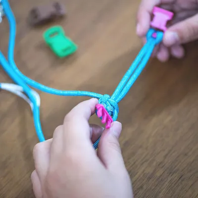 Produktbild von DIY-Set zur Herstellung von Paracord-Armbändern mit Maker-Schnallen, Flechten, Weben, Bastelwerkzeug-Set