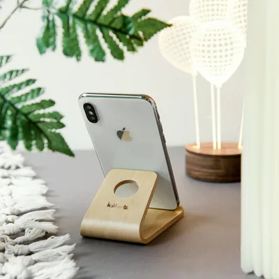 Produktbild von kalibri Handy Halterung Smartphone Ständer - Universal Halter kompatibel mit iPhone Samsung iPad Tablet u.a. - Tisch Stand Dock in Birken-Holz