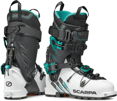 Skischuhe "Gea RS" von Scarpa in Schwarz und Weiß mit türkisfarbenen Akzenten; ausgestattet mit Schnallen und einem flexiblen Design.