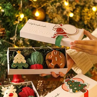 Produktbild von Famanu Duftkerzen Set - Lebkuchenmann, Tannenbaum & Elch-Design - Weihnachtsgeschenk, Neujahrsgeschenk, Duftkerzen für die Feiertage
