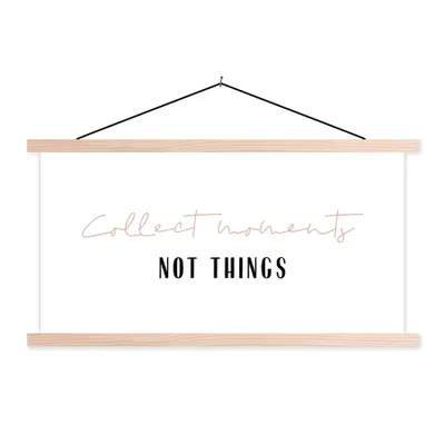Produktbild von MuchoWow® Textilposter Text - Momente sammeln, nicht Dinge - Zitate 120x60 cm mit holzfarbenen Rahmen - Klemmleiste