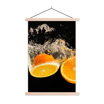 Produktbild von MuchoWow® Textilposter Orange - Stillleben - Wasser - Schwarz - Obst 60x90 cm mit holzfarbenen Rahmen - Textil