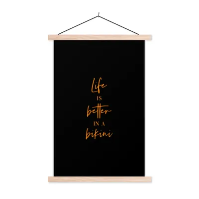Produktbild von MuchoWow® Textilposter Das Leben ist besser im Bikini - Zitat - Schwarz - Orange 60x90 cm mit holzfarbenen Rahmen - Textil