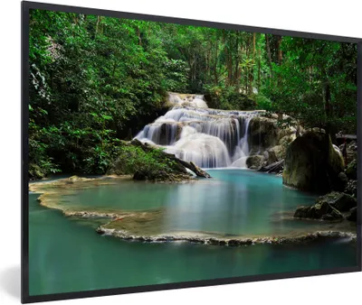 Produktbild von MuchoWow® Gerahmtes Poster Ein Wasserfall mit Bäumen im thailändischen Erawan-Nationalpark 30x20 cm - Poster mit Schwarzem Bilderrahmen Wandposter Rahmen Foto Bilder - Kunstdruck - Bild-Poster